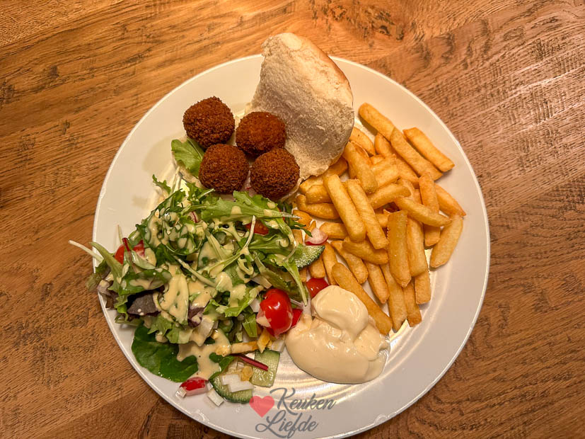 Friet met sla en broodje bitterbal