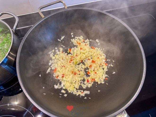 Bak de ui en knoflook