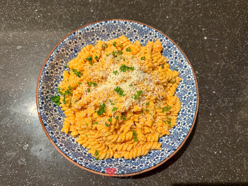 Pasta met tomatenroomsaus en zalm