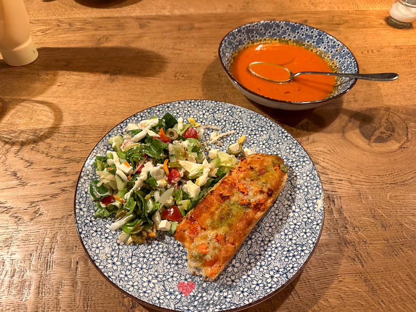Tomatensoep met stokbrood en salade