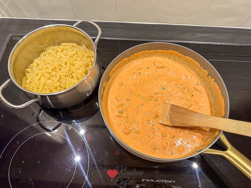 Pasta met tomatenroomsaus en zalm