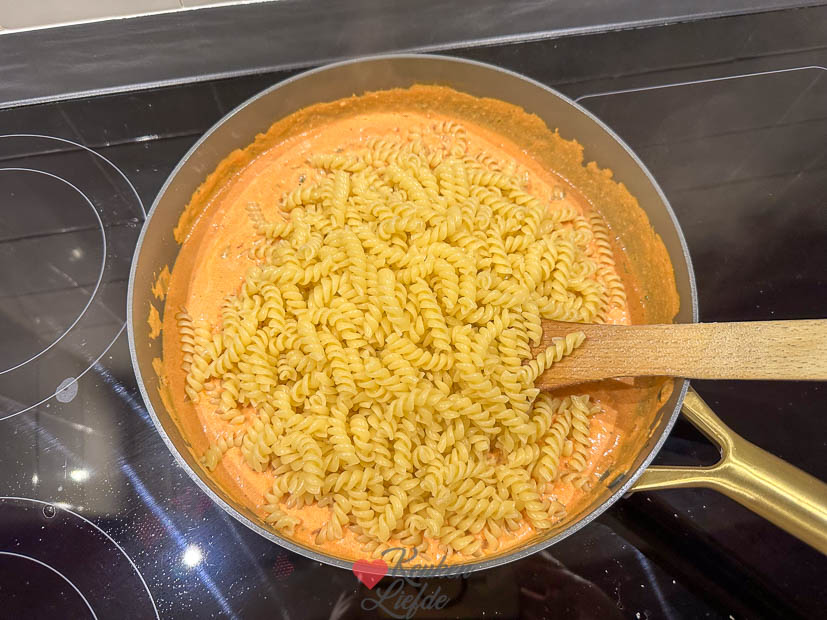Pasta met tomatenroomsaus en zalm