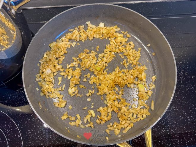 Ui en knoflook fruiten